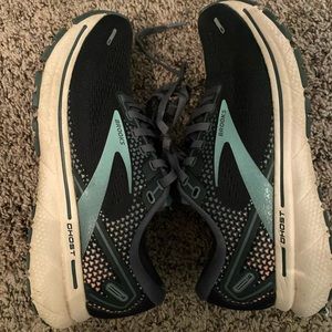 Brooks Ghost Runners, size 6. Navy and light pink.
